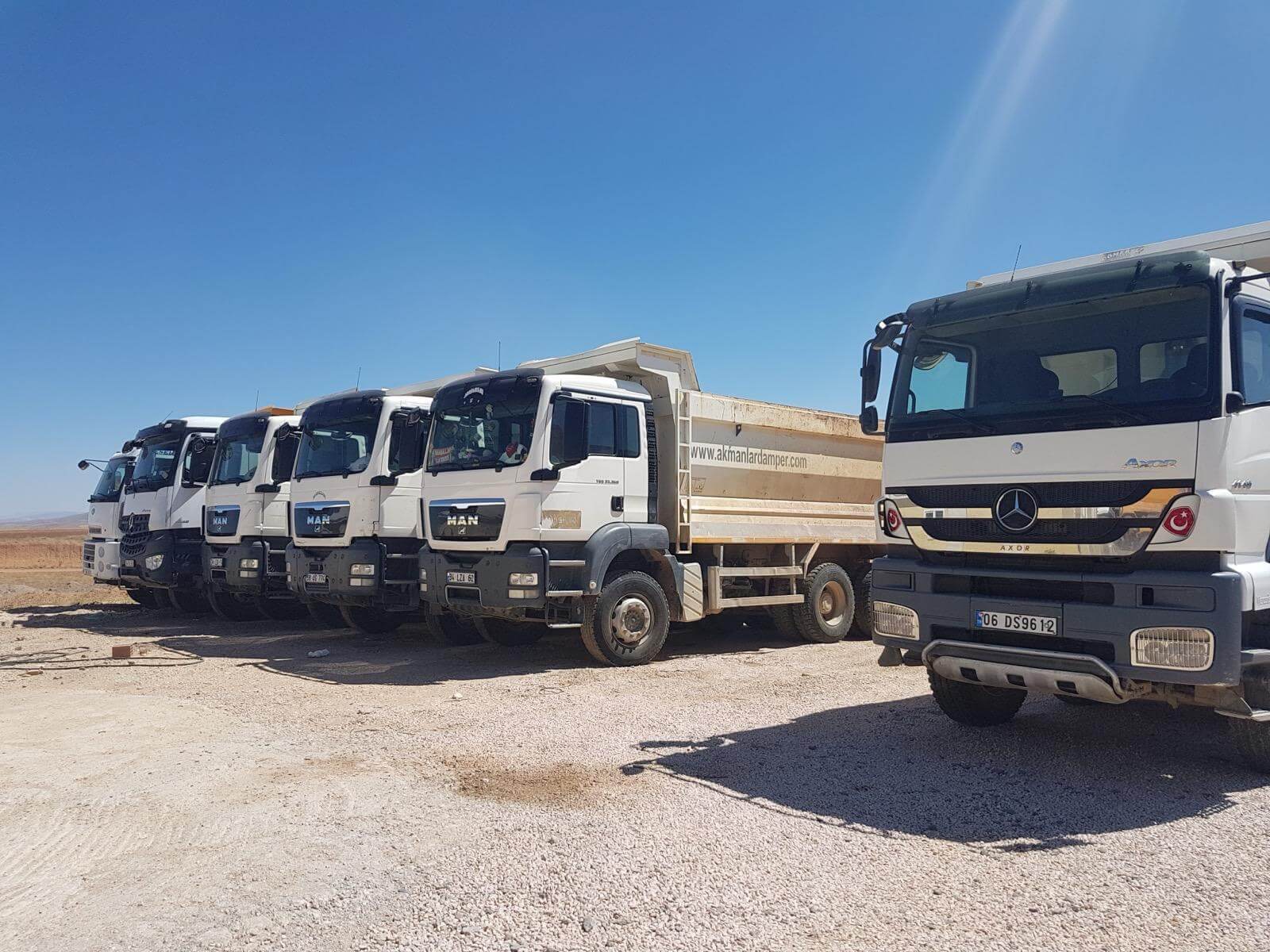 Şantiye sahasında nakliye kamyon filomuz