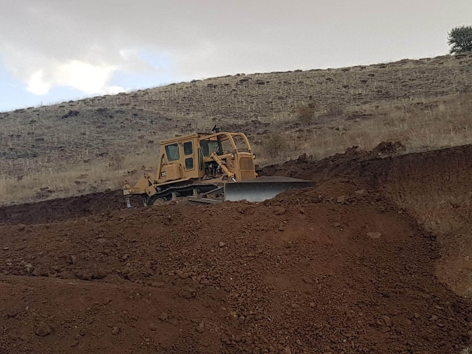 Şantiye sahasında toprak dolgu ve sıkıştırma çalışması
