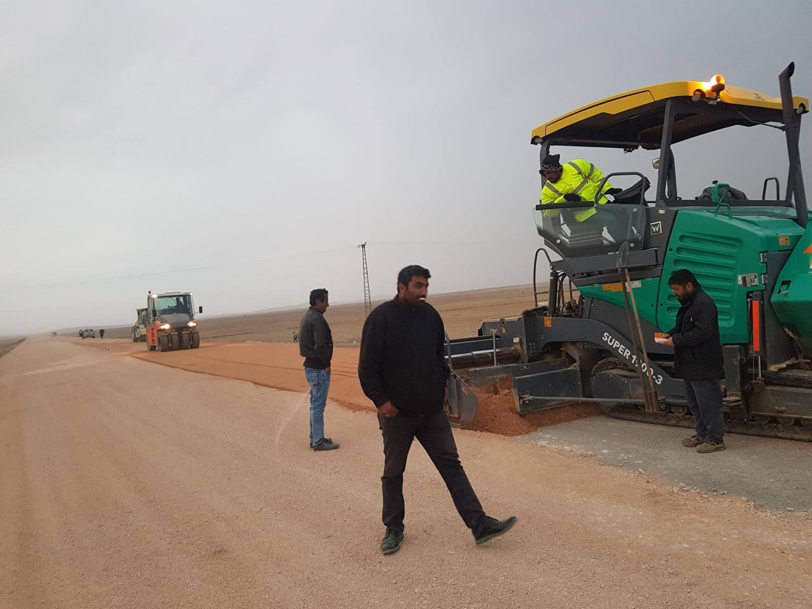 Yol gövdesinde alt temel serim ve sıkıştırma çalışması